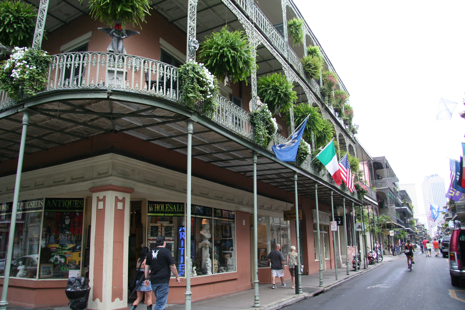 Flanieren auf der Bourbon Street/Strolling Down Bourbon Street